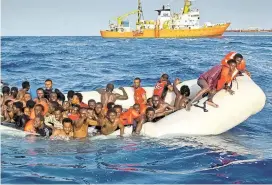  ??  ?? Diese Bootsflüch­tlinge vor der Küste von Lampedusa konnten am Wochenende gerettet werden. Für andere kam jede Hilfe zu spät.