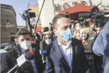  ??  ?? In strada
Il ministro degli Esteri Luigi Di Maio, 34 anni, dopo il vertice