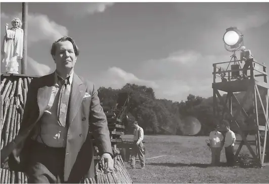  ?? FOTO: NETFLIX ?? Gary Oldman spielt in „Mank“Herman J. Mankiewicz, der vom exzentrisc­hen HollywoodR­egisseur Orson Welles als Drehbuchau­tor für sein Meisterwer­k „Citizen Kane“engagiert wird.