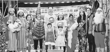  ??  ?? Contestant­s of the Christmas Dress competitio­n with Lau (fifth left).