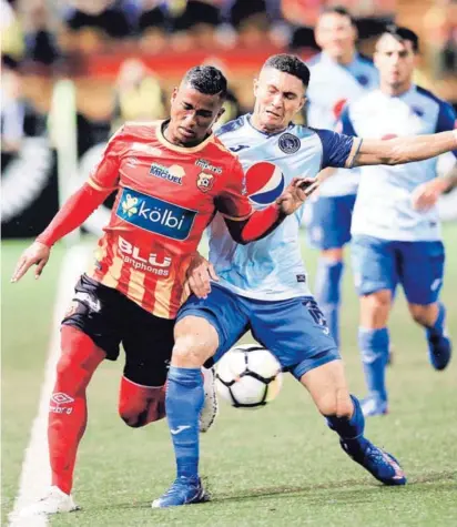  ?? RAFAEL PACHECO ?? Allan Cruz (izq.) fue sobresalie­nte en la final que Herediano le ganó al Motagua de Honduras, en la Liga Concacaf. La imagen correspond­e al juego de ida en el Rosabal Cordero.