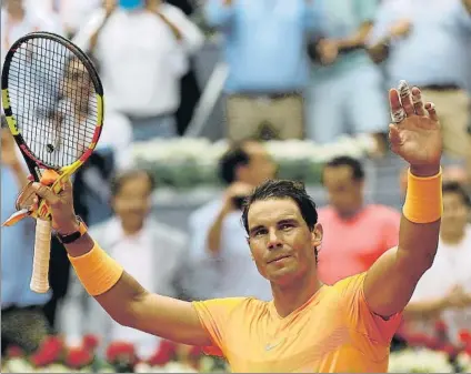  ?? FOTOS: AP ?? Rafa Nadal mantiene su racha triunfal en su estreno en el Mutua Madrid Open. Pasa a octavos, no así Djokovic, que continúa en crisis