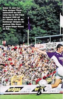  ??  ?? Schon 18 Jahre her: Beim einzigen Pflichtspi­elauftritt des HSV verlor Aue im DFB-Pokal im August 2000 mit 0:3. Damals war für die Hamburger übrigens ein gewisser Niko Kovac (r., gegen Holger Hasse) am Ball.