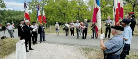  ?? ?? Henri Bégué présidant la cérémonie devant la stèle du Commandant Camile Voisin