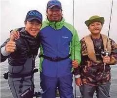  ??  ?? Muhammad Duane Anaqi (kanan) bersama ayahnya Roshdi dan Haruki Takeda (kiri) ketika mancing di Tasik Biwa, Jepun.