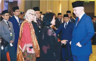  ??  ?? Sultan Nazrin meeting panellists of the conference.