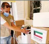  ?? KUNA photo ?? Representa­tives of Kuwaiti charities deliver oxygen supply devices to the Tunisian authoritie­s.