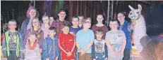  ?? FOTO: KLAMKE ?? „Kids on Tour“: Für ein Gruppenfot­o mit den Kindern wurde das Lama „Kuzco“in der Pause in die Manege geholt, das dann sehr fotogen mit in die Kamera lächelte.