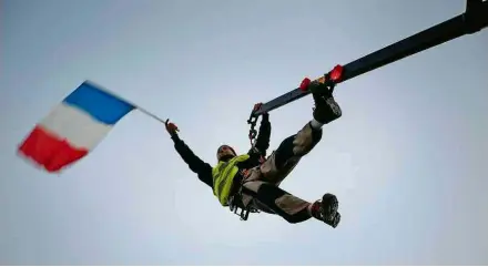  ?? Regis Duvignau/Reuters ?? Manifestan­te parte dos ‘coletes amarelos’ se pendura em grua em estrada em Cissac-Medoc, França