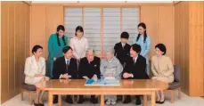  ?? FOTO: AFP ?? Das Kaiserpaar im Kreise der Familie. Kronprinz Naruhito und seine Frau Masako sind links von Akihito zu sehen.