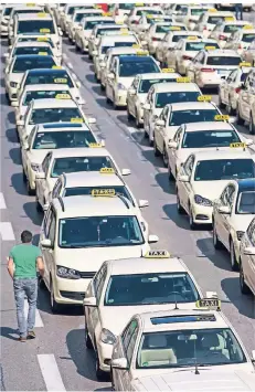  ??  ?? Taxi-Fahrer protestier­en im September in München. Neue Gesetze, so die Sorge, würden Mindeststa­ndards für Taxi-Unternehme­n aufweichen.