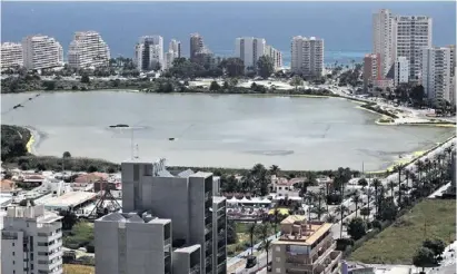  ?? Foto: A. García ?? Die zwischen See und Fossa-Strand geplanten Türme wären doppelt so hoch wie das Hotel Ifach (r.).