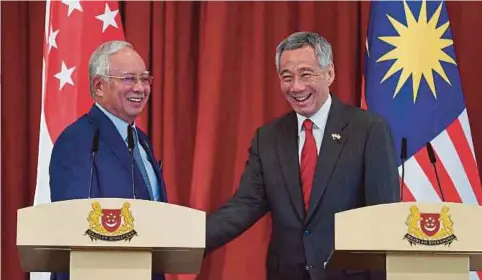  ??  ?? NAJIB dan Lee pada sidang media selepas Pemukiman Pemimpin Singapura-Malaysia kelapan di Istana, semalam.