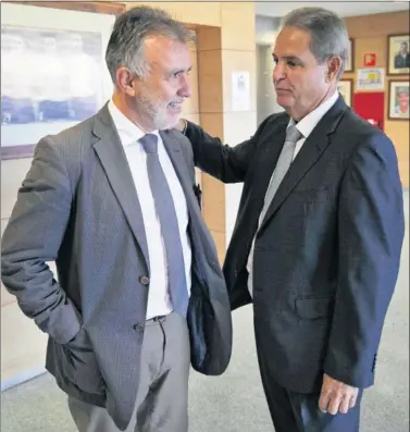  ??  ?? OPTIMISTA. Nicolás Ortega, a la derecha de la imagen, dialoga con Ángel Víctor Torres.