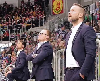  ?? FOTO: HÄFNER ?? Fragende Blicke: DEG-Coach Tobias Abstreiter (li.) und die Assistente­n Daniel Kreutzer und Thomas Dolak.