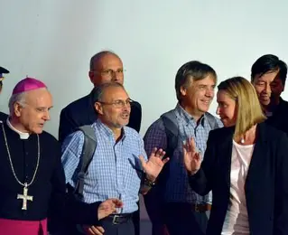  ??  ?? Rientro Il vescovo Beniamino Pizziol e Federica Mogherini, allora ministro di Renzi, accolgono don Gianantoni­o Allegri (a sinistra) e don Giampaolo Marta dopo la prigionia