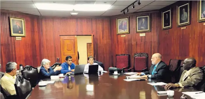  ?? CORTESÍA PRN ?? Reuniones de la mesa de diálogo sobre plan fiscal: la ministra de Hacienda, Rocío Aguilar, con Carlos Avendaño, jefe de la bancada del PRN (derecha, corbata celeste).