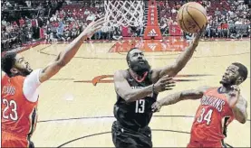  ?? FOTO: AP ?? Penetració­n de James Harden entre la defensa de los Pelicans