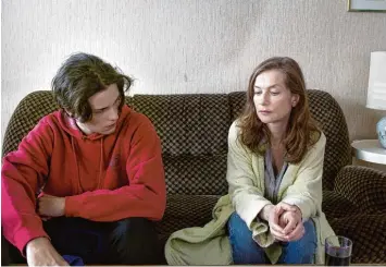  ?? Foto: La Camera Deluxe, Arte France, dpa ?? Charly (Jules Benchetrit, links) fängt an, Zeit mit seiner neuen Nachbarin Jeanne Meyer (Isabelle Huppert) zu verbringen. Sie fin den ineinander das, was ihnen fehlt: eine Mutter und einen Sohn.