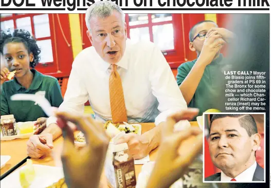  ??  ?? LAST CALL? Mayor de Blasio joins fifthgrade­rs at PS 69 in The Bronx for some chow and chocolate milk — which Chancellor Richard Carranza (inset) may be taking off the menu.