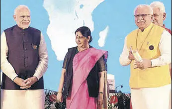  ?? HT PHOTO ?? Haryana chief minister Manohar Lal Khattar with Prime Minister Narendra Modi and external affairs minister Sushma Swaraj after receiving the award in New Delhi.