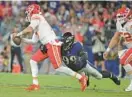  ?? STAFF LLOYD FOX/ ?? Ravens outside linebacker Odafe Oweh tackles Chiefs quarterbac­k Patrick Mahomes and forces a throw that was intercepte­d during a game on Sept. 19, 2021.