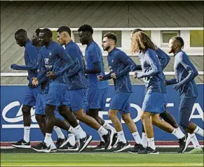  ?? FOTO: AP ?? Francia necesita ganar para serenar el ambiente tenso que le rodea y no descender