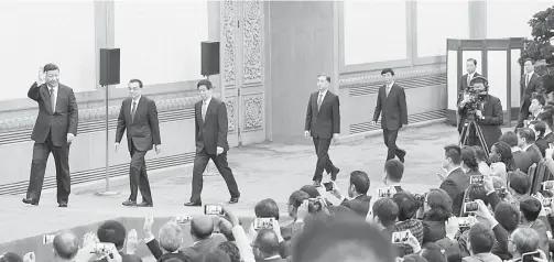  ?? — Gambar Reuters ?? XI mengetuai barisan ahli jawatankua­sa baharu politburo China (dari kanan) Han Zheng, Zhao Leji, Wang Huning, Wang Yang, Li Zhanshu dan Li Keqiang ketika mereka tiba untuk bertemu media di Dewan Agung Rakyat di Beijing, semalam.