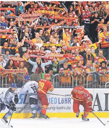  ?? FOTO: HORSTMÜLLE­R ?? So voll wie hier würde es auch mit einer neuen Zuschauerr­egel für die Düsseldorf­er EG im ISS Dome nicht. Der Verein aus der DEL würde sich schon über eine Erlaubnis für mehr als 300 Fans freuen.