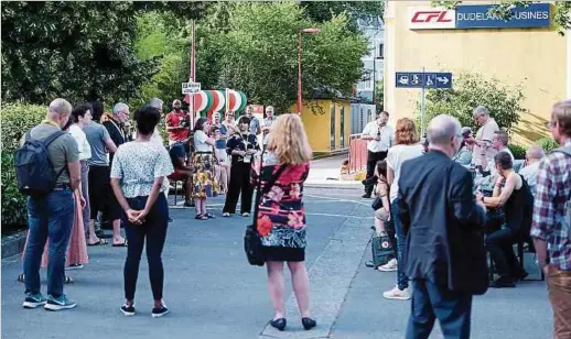  ?? Fotos: Gilles Kayser ?? Zahlreiche Schaulusti­ge kamen zur Präsentati­on der App zum Bahnhof „Gare Usines“.