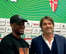  ??  ?? Sintonia Jerry Mbakogu con il direttore sportivo Giorgio Zamuner