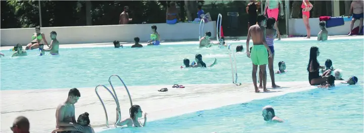  ?? EFE ?? Imagen de una piscina municipal durante el pasado verano, cuando abrieron a partir de julio