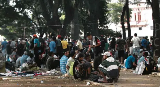  ?? Danilo Verpa/Folhapress ?? Usuários de crack se concentram na praça Princesa Isabel, no centro de SP, que fica a quase 400 metros da antiga cracolândi­a, desmanchad­a há 9 dias SEGURANÇA