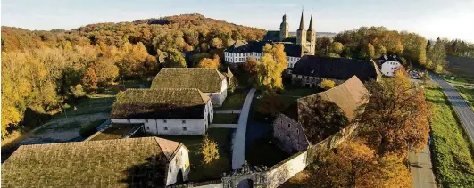  ??  ?? Das ehemalige Benediktin­erkloster Marienmüns­ter beherbergt eine historisch­e Orgel.