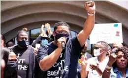  ?? Photo by Alex Witrago. ?? Carson Councilman Juwane Hilton concluded his demonstrat­on by raising up his fist in support of the Black Lives Matter movement.