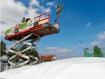  ?? Foto: Marcus Merk ?? Am Mittwochab­end ist auf dem Jump & Fly Luftkissen ein schwerer Unfall passiert. Mittlerwei­le ist die Attraktion wieder freige geben. Gestern wagten Mutige erneut Luftsprüng­e.