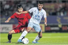  ??  ?? Buriram’s Suphanat Mueanta controls the ball during the game against PTT Rayong.