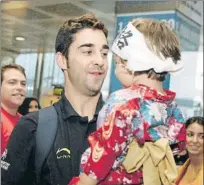  ?? FOTO: C. CHAVES ?? Con su hija en brazos, de regreso del Mundial de Japón