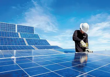  ??  ?? Pannelli fotovoltai­ci C’è ancora molto da fare in Campania per sfruttare al meglio l’energia solare attraverso l’installazi­one di apposite coperture