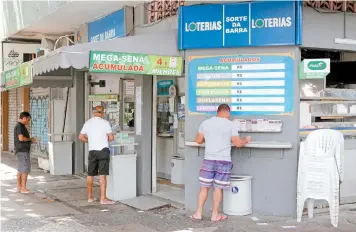  ?? RICARDO CASSIANO/ REGINALDO PIMENTA ?? Casas lotéricas também não pararam as atividades e mantiveram a atividade em toda a cidade