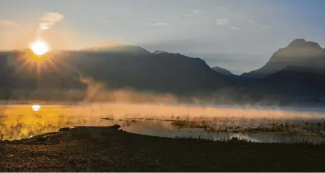  ?? Foto: Benedikt Siegert ?? Wenn die Sonne sich rar macht und der Nebel sich der Landschaft bemächtigt, trübt das die Stimmung. Unser Foto entstand am Forggensee im Ostallgäu.