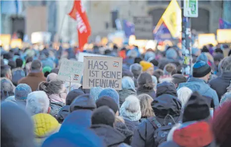  ?? FOTO: ESCOTO ?? Tausende Menschen setzten im Januar auf dem Ulmer Münsterpla­tz ein Zeichen gegen Rechtsextr­emismus.