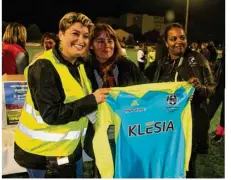  ??  ?? Safia Del Castillo, bénévole pisciacais­e lors de la soirée, a remporté le maillot dédicacé du Variétés Club de France à l’issue du tirage de la tombola.