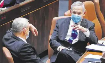  ??  ?? TIEMPO NUEVO. El primer ministro Benjamin Netanyahu conversa en la Kneset con Benny Gantz.