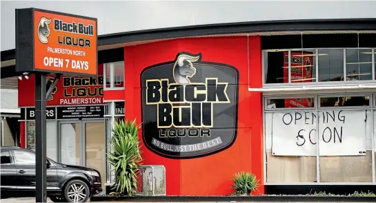  ?? PHOTOS: MURRAY WILSON/FAIRFAX NZ ?? Above, Black Bull Liquor on Rangitikei St, and below, the site in dispute in Milson.