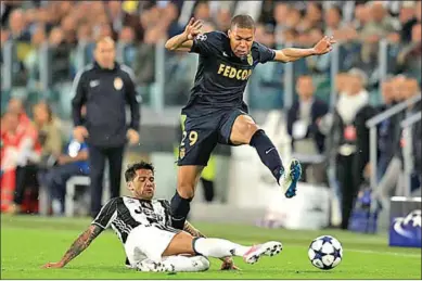  ??  ?? Daniel Alves van Juventus doet er alles aan om Kylian Mbappé van Monaco te stoppen. (Foto: UEFA)