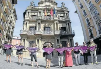  ?? Foto: Unai Beroiz ?? Miembros de la Plataforma de mujeres, ayer frente al Ayuntamien­to.