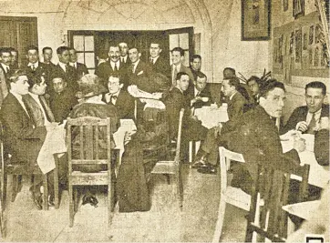  ??  ?? El Café Europa durante La tarde estridenti­sta, una exposición realizada en abril de 1924. Arqueles leyó fragmentos de la historia del Café de Nadie y había pinturas de Jean Charlot, Leopoldo Méndez, Ramón Alva de la Canal y Germán Cueto.