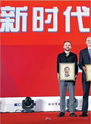  ??  ?? Zhou Shuchun, publisher and editor-in-chief of China Daily (second from right), presents portraits as gifts to guest speakers Greg Fountain (left), David Gosset (second from left) and Lu Li’an (right) at the second edition of Vision China, a series of...