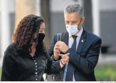  ?? MARÍA JOSÉ LÓPEZ / EP ?? Inmaculada Nieto y Juan Bravo conversand­o ayer en el Parlamento.